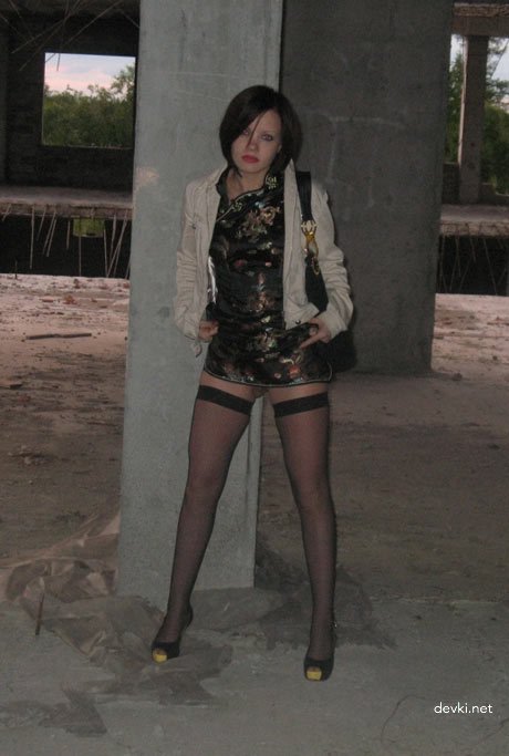 Drunk girl strips for guys: Wild party turns explicit!