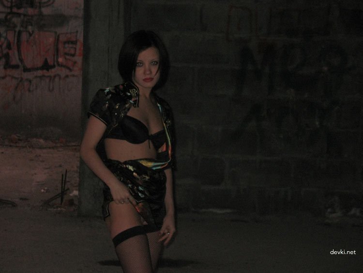 Drunk girl strips for guys: Wild party turns explicit!