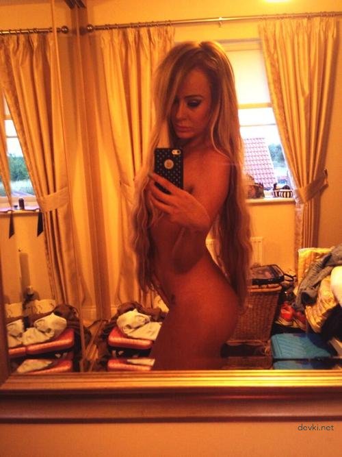 Explicit Selfie Girls: Hot Young Women Taking Pictures of Themselves