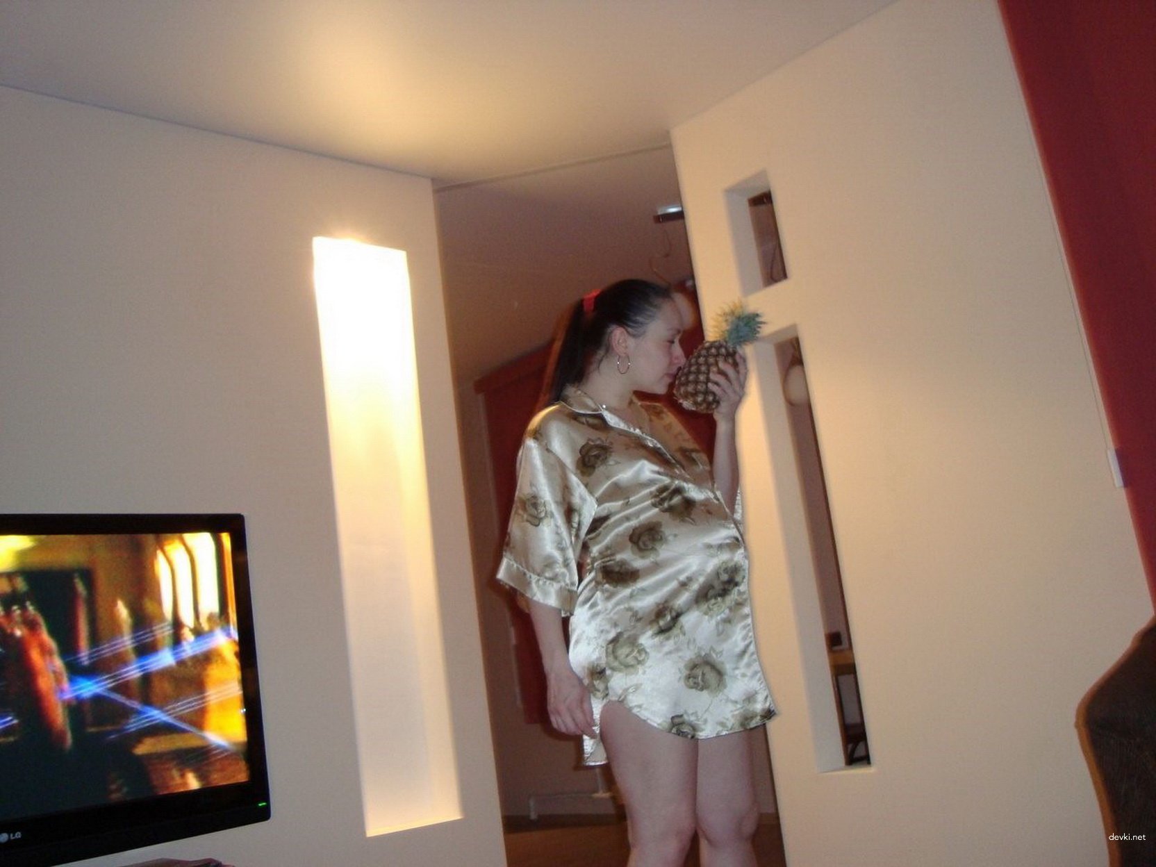 Pregnant Girl Fucks Herself: Solo Masturbation with Big Belly