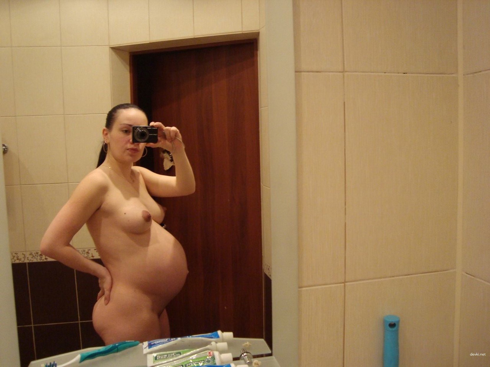 Pregnant Girl Fucks Herself: Solo Masturbation with Big Belly