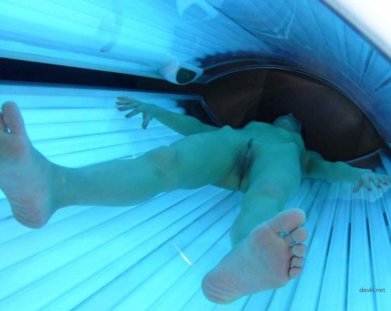 Hot young girl flaunts pussy - Explicit close-up photo