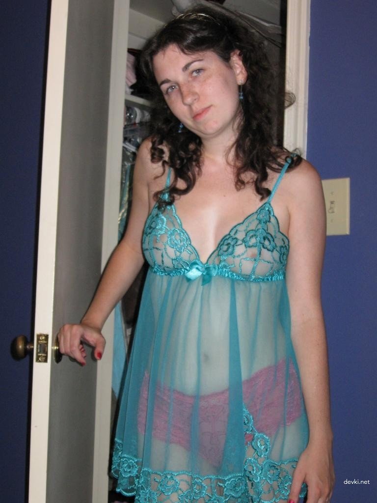 Girl wants everyone to see her tits and pussy - Explicit exhibitionist photo