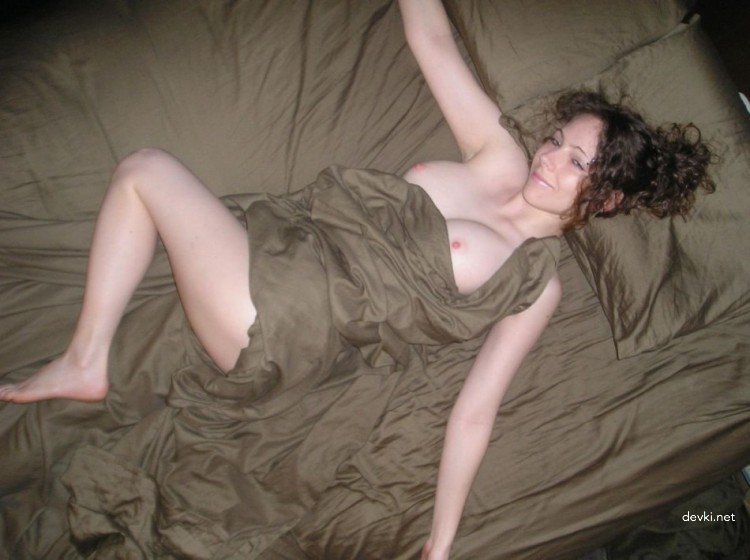 Seductive babe undresses for sexy photoshoot - Explicit content