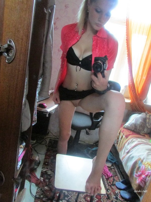 Slender Cutie Snaps Pics of Her Pussy