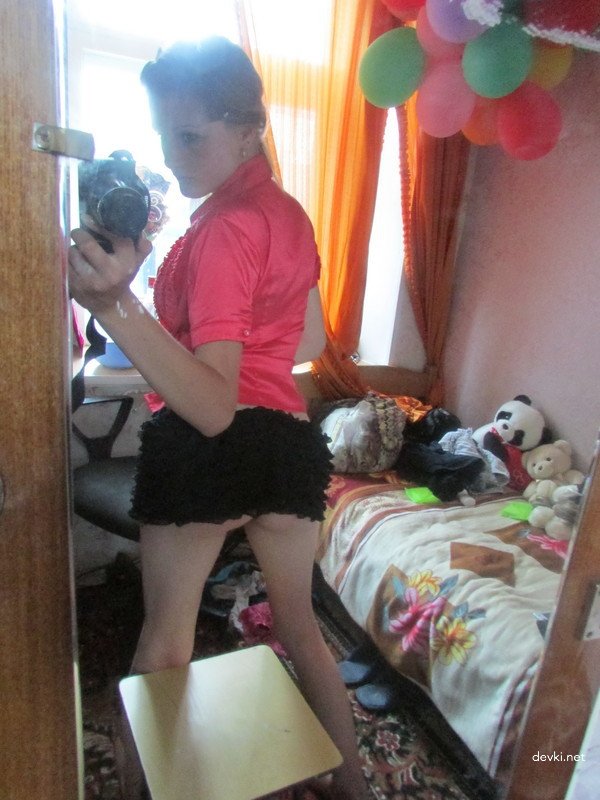 Slender Cutie Snaps Pics of Her Pussy