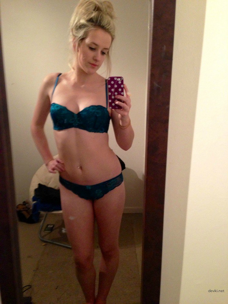 Skinny girl takes nude selfie: Bold and explicit photo