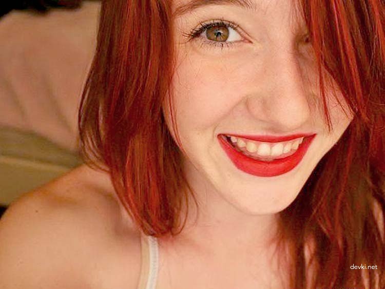 Sexy Busty Girl: Stunning Cleavage and Curves