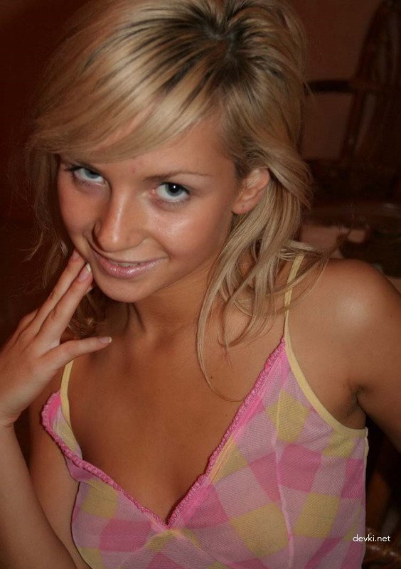 Sexy Young Babe Poses Nude: Hot and Explicit Photoshoot