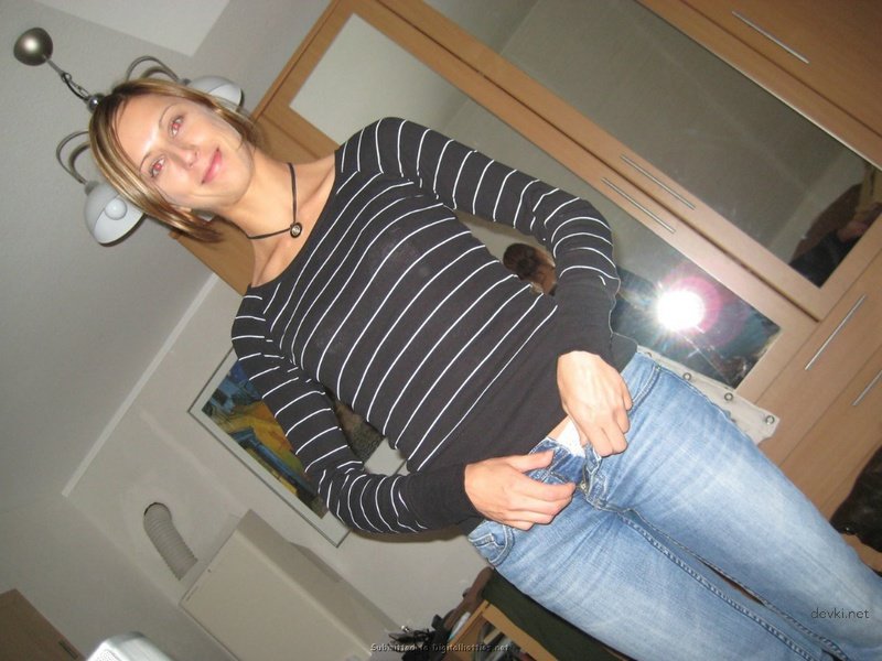 Sexy Teen Gives Blowjob: Explicit Oral Sex Action