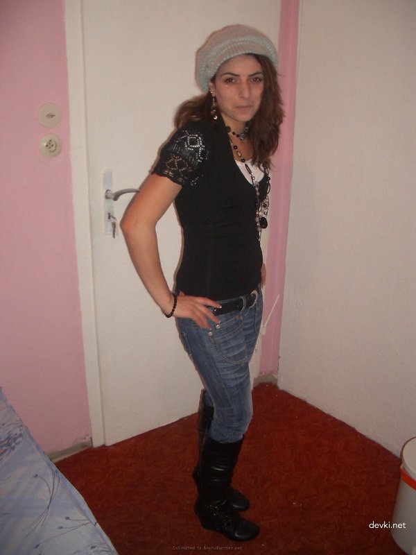 Arab girl shows pussy in explicit photo
