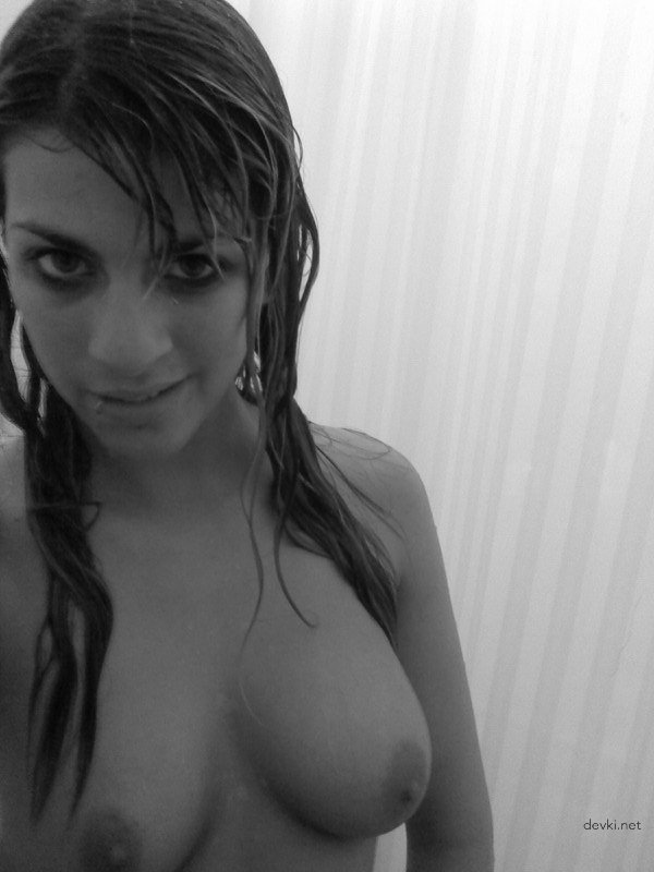 Explicit Home Photos of Young Girl - Naughty and Seductive Shots