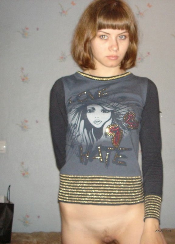 Hot young babe flaunts her wet pussy