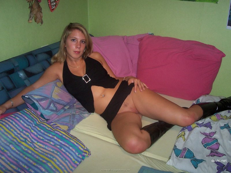 Offering her lover her tight hole - Explicit amateur porn
