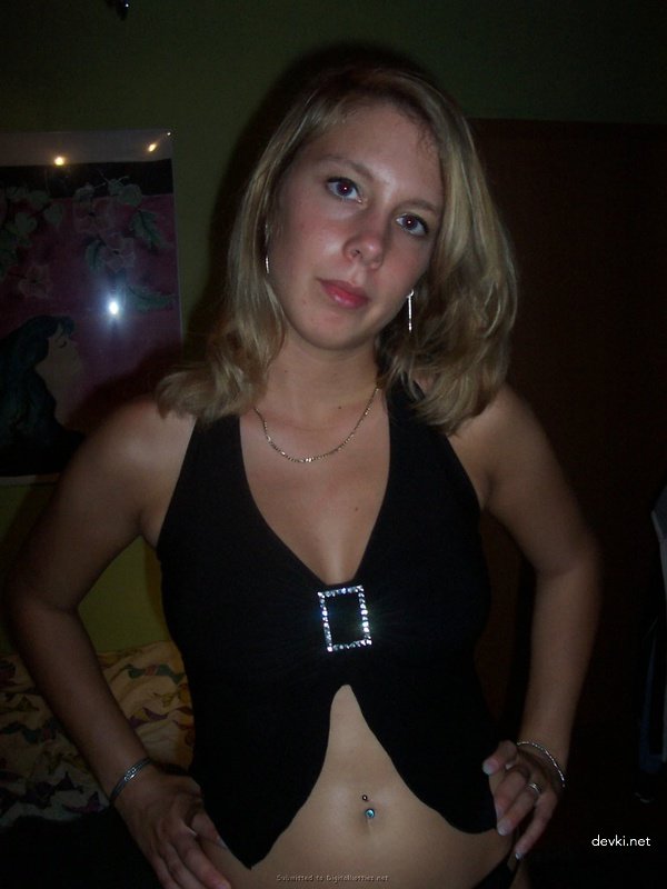 Offering her lover her tight hole - Explicit amateur porn