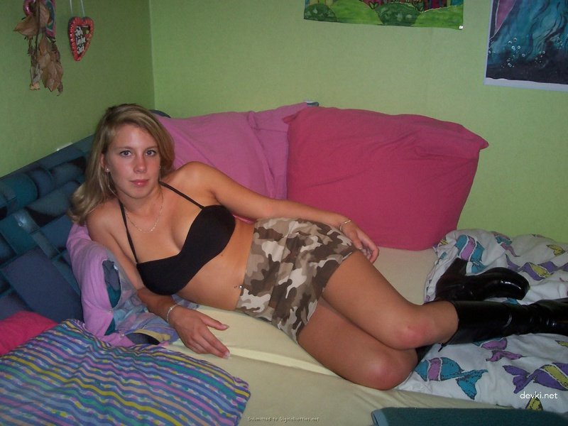 Offering her lover her tight hole - Explicit amateur porn