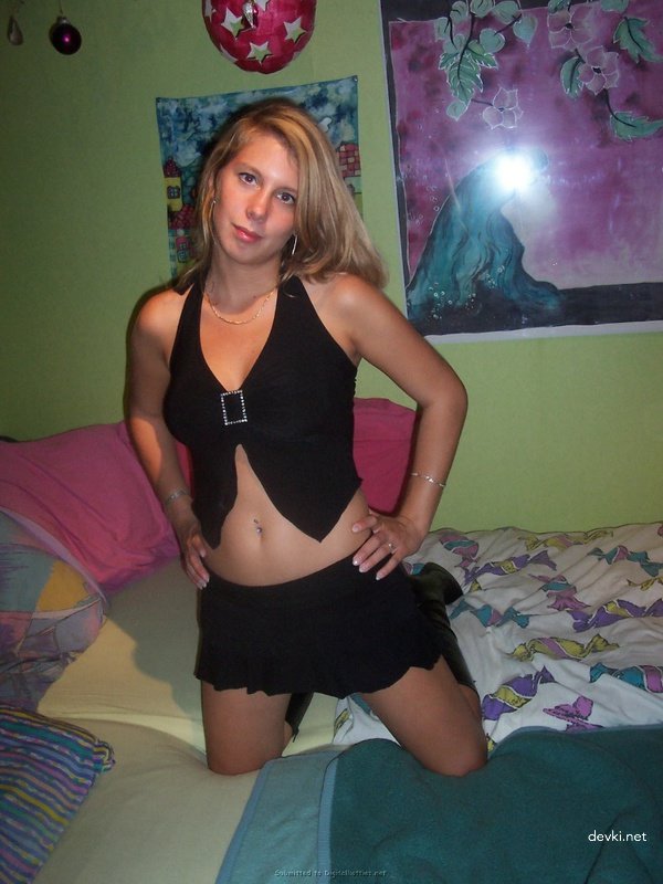 Offering her lover her tight hole - Explicit amateur porn