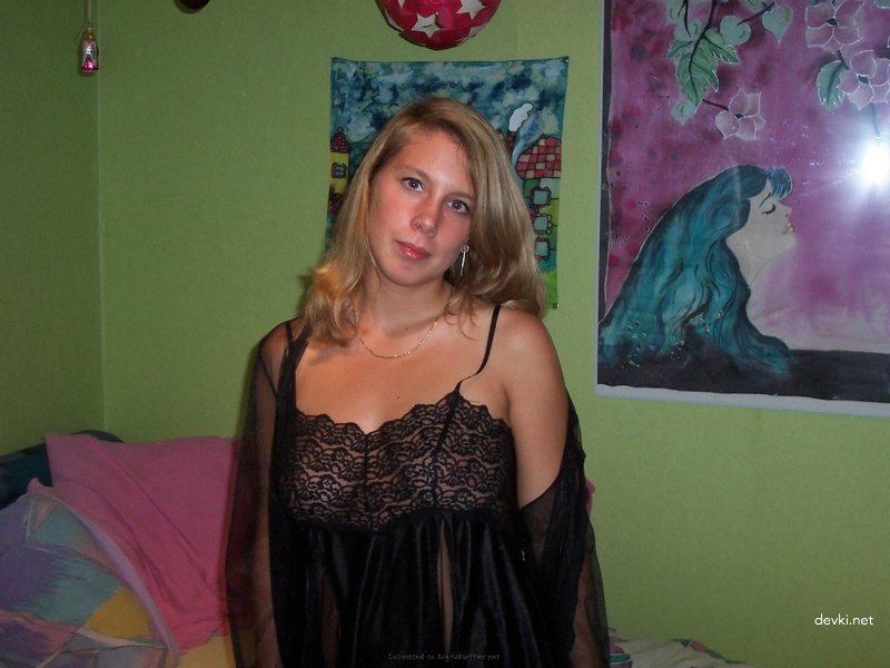 Offering her lover her tight hole - Explicit amateur porn