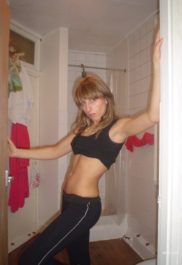 Naked Girl at Home: Explicit Nude Photoshoot in Private Setting