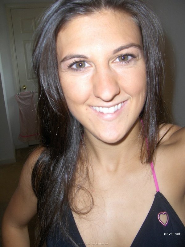 Amateur Photos of Young Student - Explicit Selfies and Naughty Poses