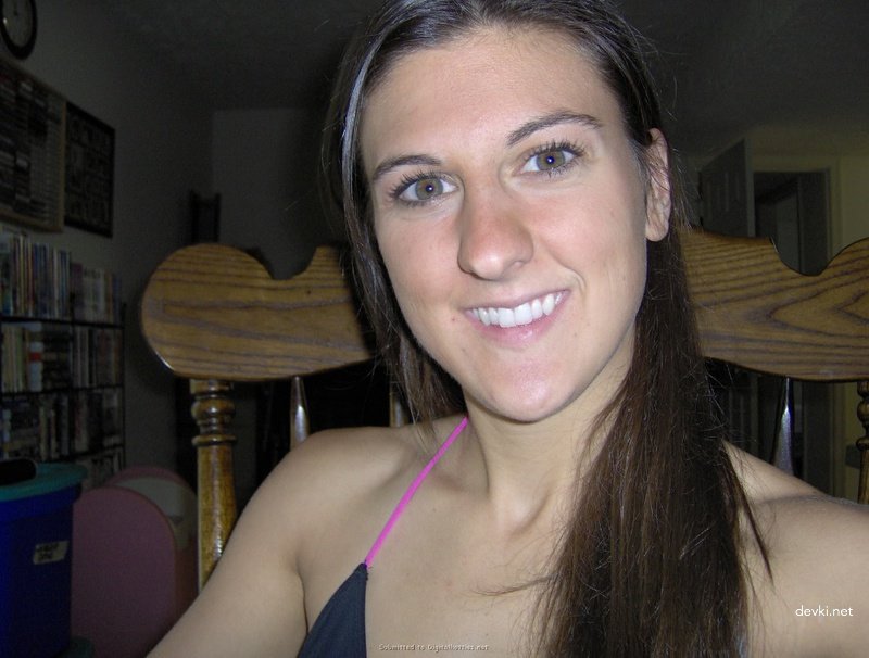 Amateur Photos of Young Student - Explicit Selfies and Naughty Poses