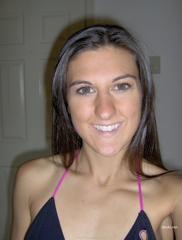 Amateur Photos of Young Student - Explicit Selfies and Naughty Poses