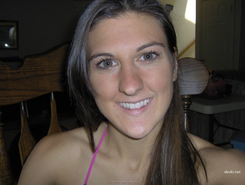 Amateur Photos of Young Student - Explicit Selfies and Naughty Poses