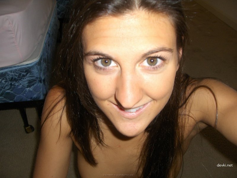 Amateur Photos of Young Student - Explicit Selfies and Naughty Poses
