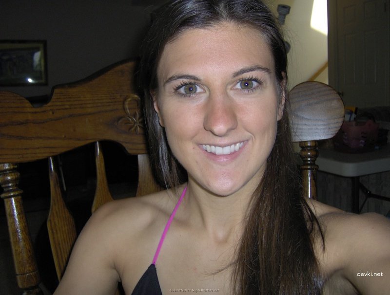 Amateur Photos of Young Student - Explicit Selfies and Naughty Poses