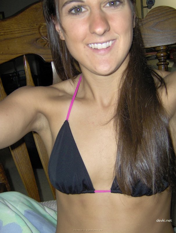 Amateur Photos of Young Student - Explicit Selfies and Naughty Poses