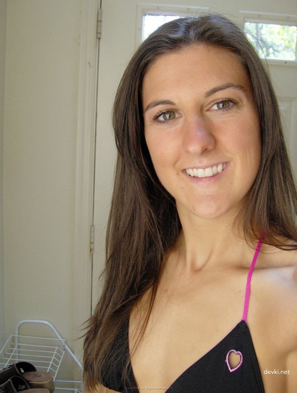 Amateur Photos of Young Student - Explicit Selfies and Naughty Poses