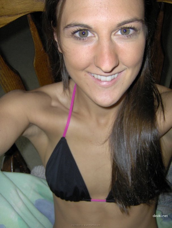 Amateur Photos of Young Student - Explicit Selfies and Naughty Poses
