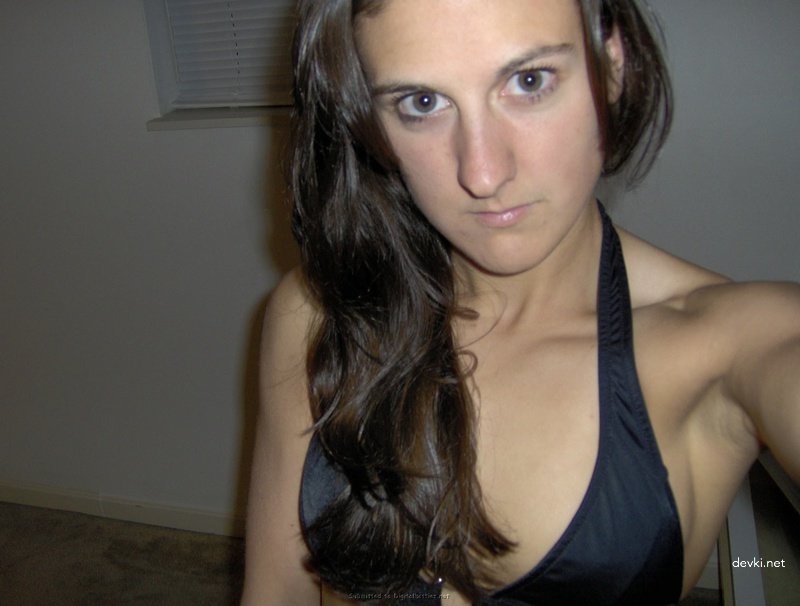 Amateur Photos of Young Student - Explicit Selfies and Naughty Poses