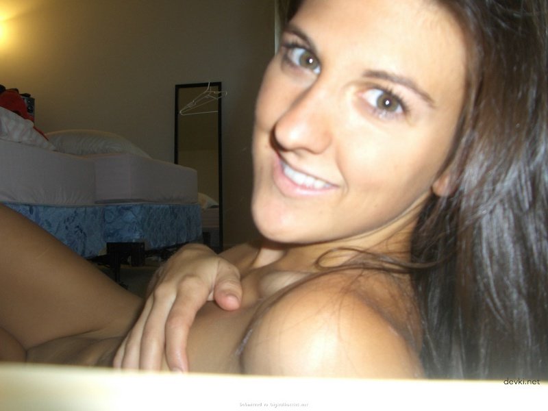 Amateur Photos of Young Student - Explicit Selfies and Naughty Poses
