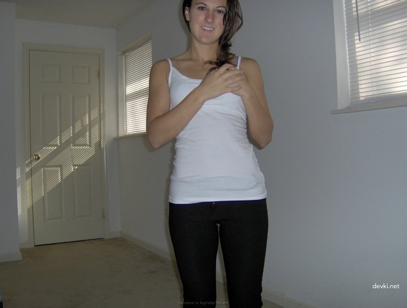 Amateur Photos of Young Student - Explicit Selfies and Naughty Poses