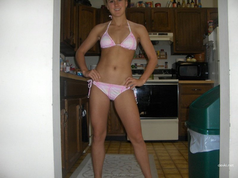 Amateur Photos of Young Student - Explicit Selfies and Naughty Poses