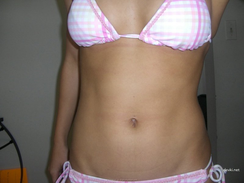 Amateur Photos of Young Student - Explicit Selfies and Naughty Poses