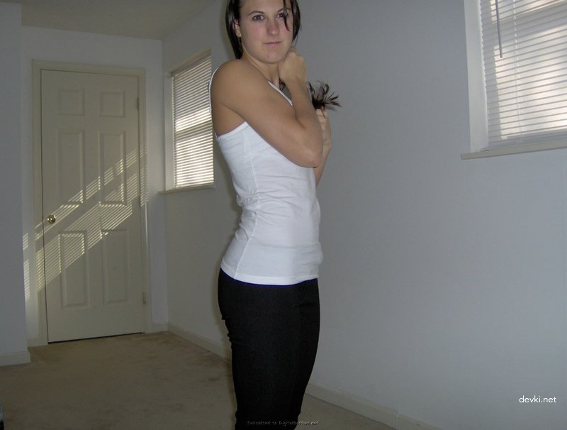 Amateur Photos of Young Student - Explicit Selfies and Naughty Poses