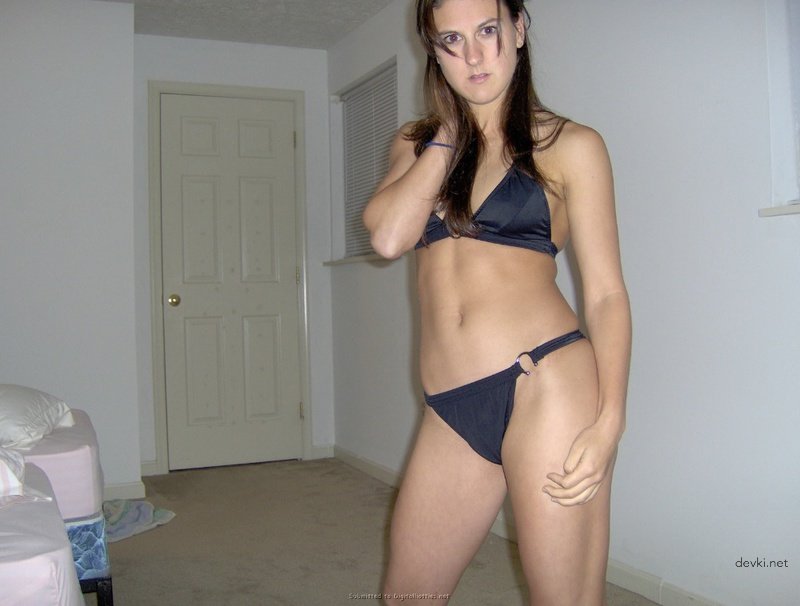 Amateur Photos of Young Student - Explicit Selfies and Naughty Poses