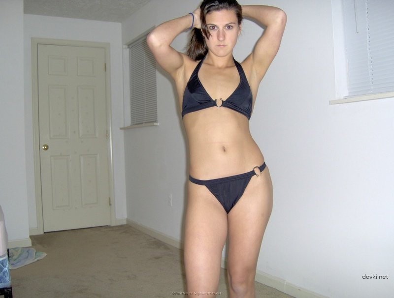 Amateur Photos of Young Student - Explicit Selfies and Naughty Poses