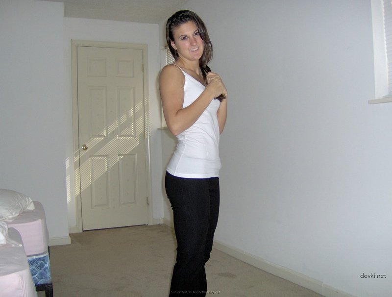 Amateur Photos of Young Student - Explicit Selfies and Naughty Poses
