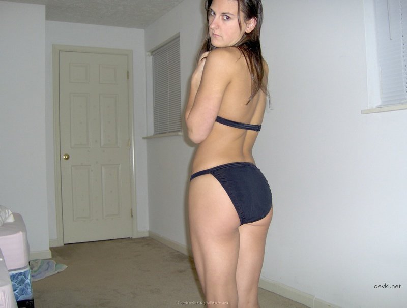 Amateur Photos of Young Student - Explicit Selfies and Naughty Poses