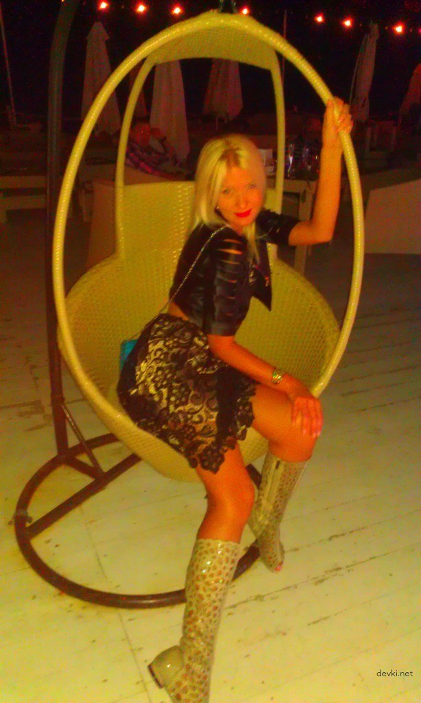 Naked Lady: Explicit Nude Woman Posing Seductively - Hot and Sexy Photo!