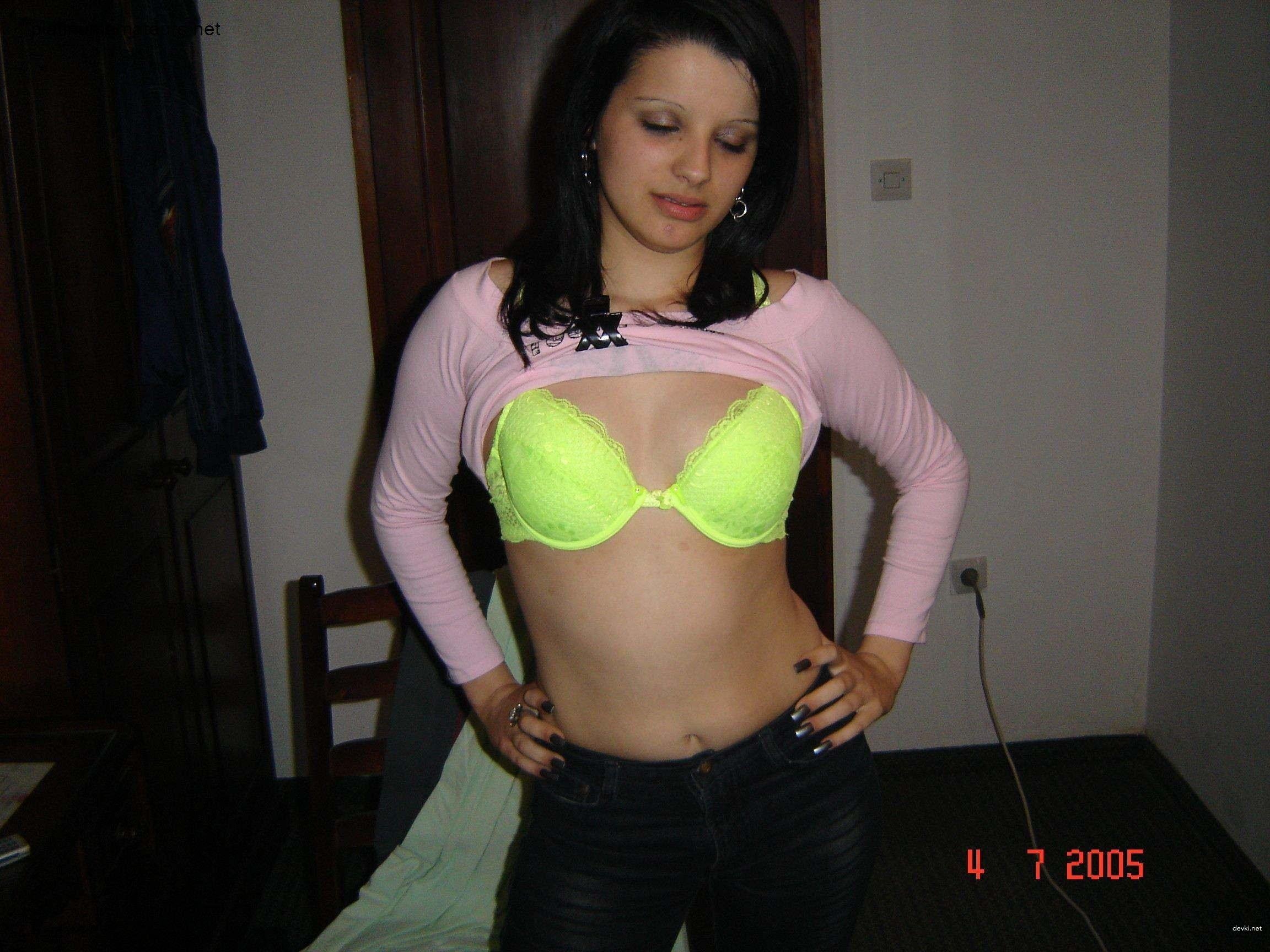 Young girl gives deepthroat blowjob for cumshot.