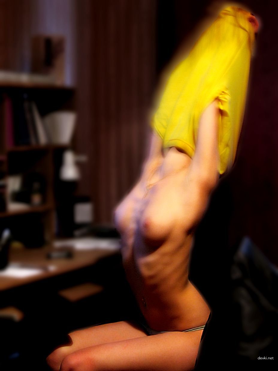 Naked girl post-shower: Explicit nude photo shoot