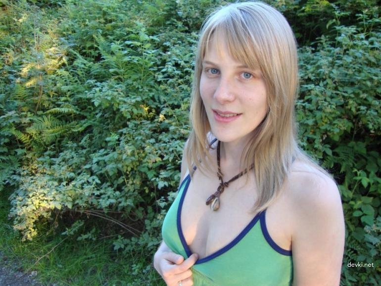 Outdoor Blowjob: Sexy Girl Sucking Dick in Nature