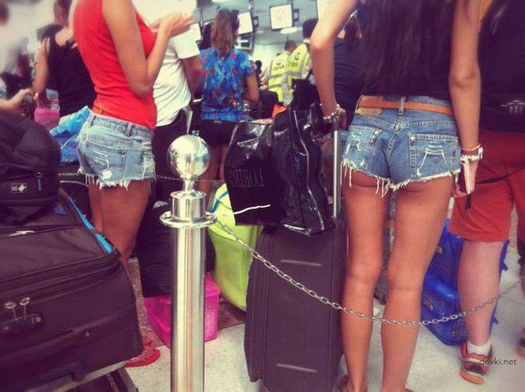 Sexy Young Girls' Butts in Short Shorts - Explicit Booty Display