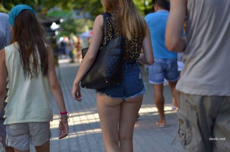 Sexy Young Girls' Butts in Short Shorts - Explicit Booty Display