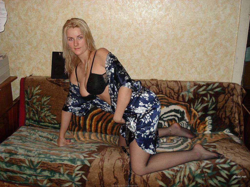 Amateur Blonde Babe: Explicit Photoshoot with Sexy Blondie