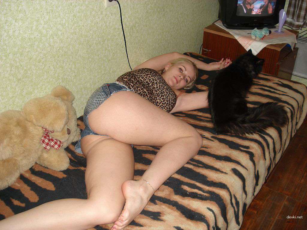 Amateur Blonde Babe: Explicit Photoshoot with Sexy Blondie